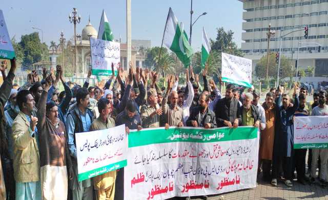 لاہور،عوامی رکشا یونین کے تحت مطالبات کی عدم منظوری پر احتجاج کیا جارہا ہے