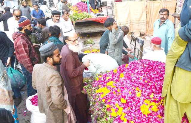 حیدر آباد: شہری شب برات کی مناسبت سے قبروں پر حاضری سے پہلے پھول خرید رہے ہیں