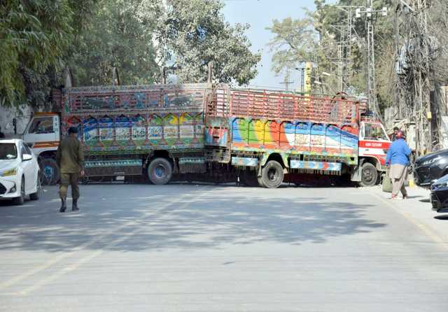 لاہور: پنجاب اسمبلی میں پہلی سی پی اے کا نفرنس کے موقع پر ٹرک کھڑے کر کے راستے کوٹریفک کے لیے بند رکھا گیا ہے