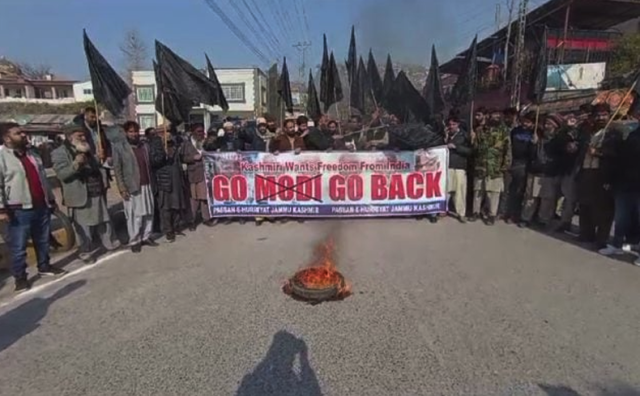 نریندر مودی کا مقبوضہ کشمیر کا دورہ, آزاد کشمیر میں شدید احتجاج