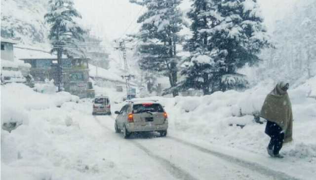 گلیات میں شدید برف باری،سیاحوں کے داخلے پر پابندی عائد