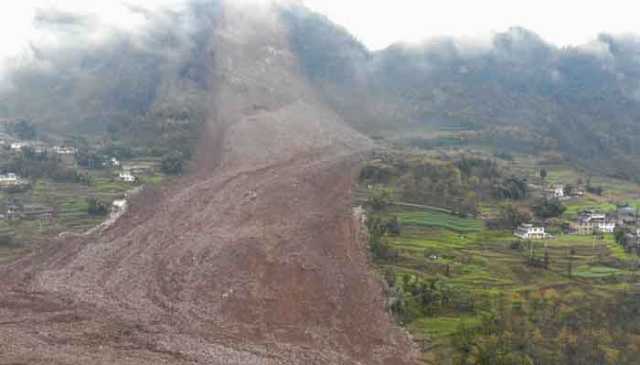 چین کے صوبہ سی چھوان  کی جون لیئن کاؤنٹی میں لینڈ سلائیڈنگ