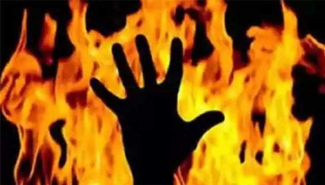 شیخوپورہ: گھریلو جھگڑے پر شوہر نے مبینہ طور پر بیوی کو آگ لگادی