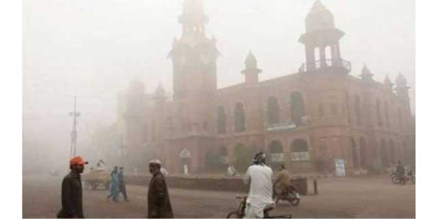 لاہور سمیت پنجاب کے میدانی علاقوں میں شدید دھند کی وجہ سے نظام زندگی بری طرح متاثر